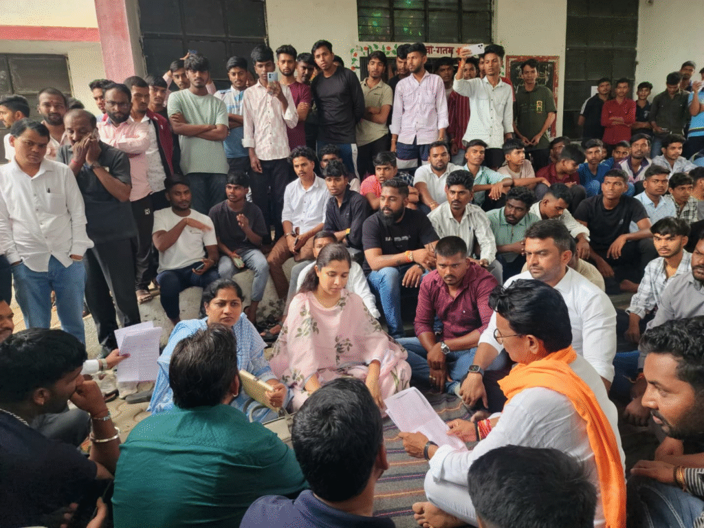 संगमनेर तालुक्यातील घुलेवाडी शासकीय आदिवासी वस्तीगृहातील आंदोलन करणाऱ्या विद्यार्थ्यांना भेट देताना आमदार डॉ. किरण लहामटे आणि डॉ. जयश्री थोरात यांच्यासह विद्यार्थी व कार्यकर्ते उपस्थित.